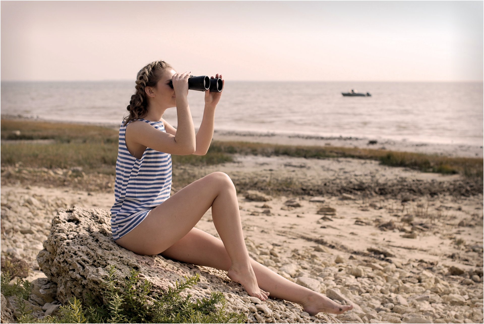 braunhaarige blick fernglas weste ufer steine sand boot