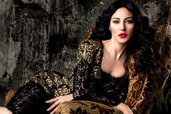 Monica Bellucci auf einem Stuhl im Kleid