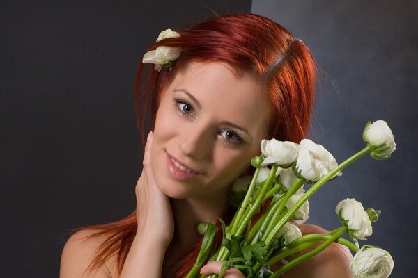 Pelirroja chica con flores blancas