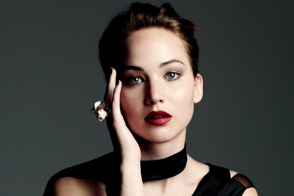 Jennifer Lawrence avec une bague