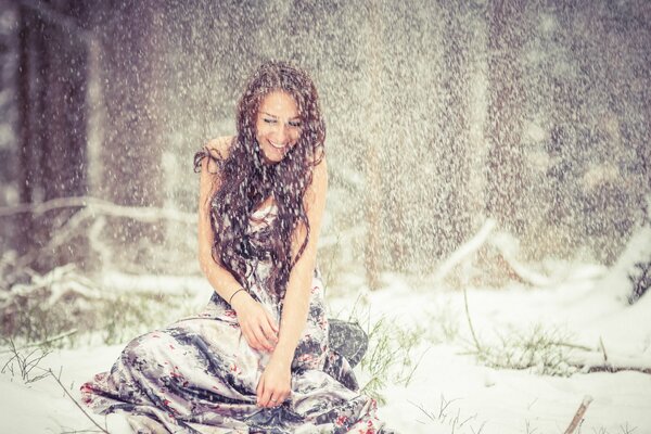 Bella ragazza nella neve in inverno