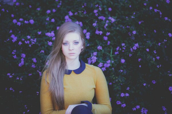 Portrait d une belle fille sur fond de fleurs violettes