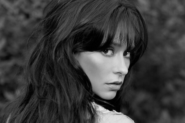 Jennifer Love Hewitt sur une photo en noir et blanc