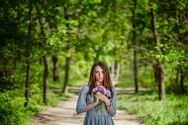 Samotna Nadia smutna w parku