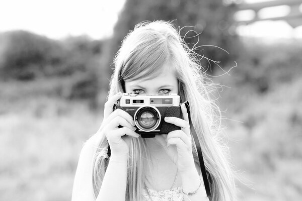 Fille avec appareil photo en noir et blanc