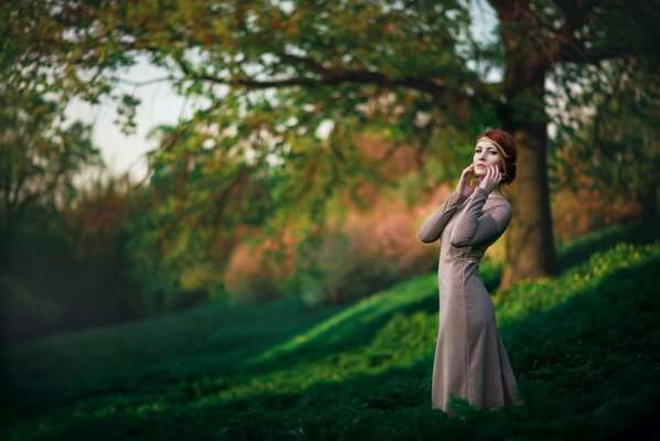 Belle fille marchant dans les bois