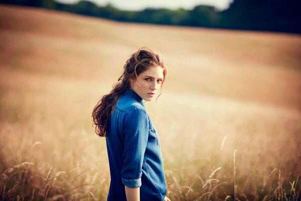 Ragazza che canta folk nel campo