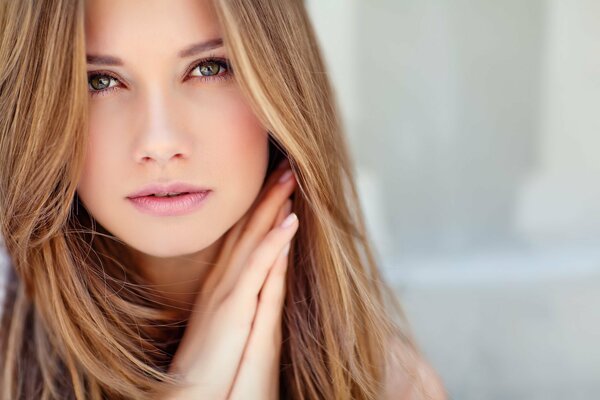 Chica con ojos verdes, cabello rubio