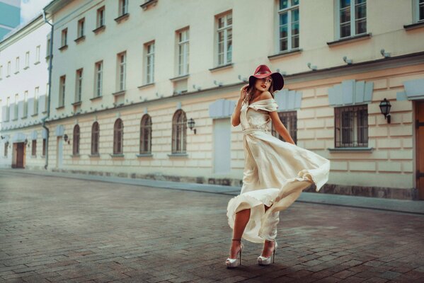 Dziewczyna w lekkiej sukience z kapeluszem. Rosyjskie Laski. Pomysły na fotosesję