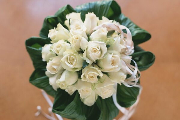 Beau bouquet de mariage de roses blanches