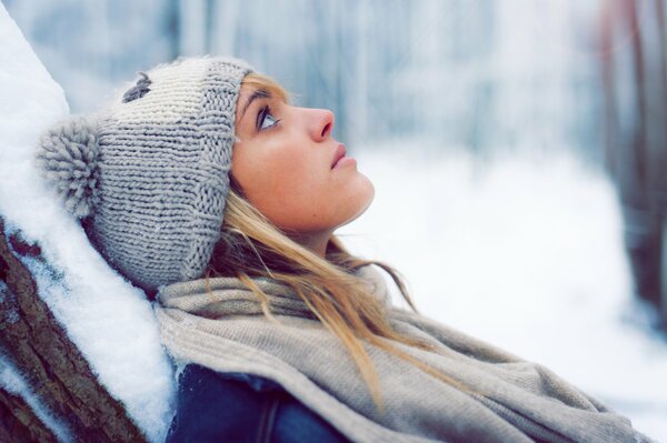 Portrait d hiver d une blonde dans un chapeau sur fond de neige