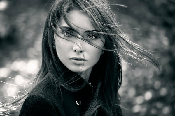 Portrait noir et blanc avec la lumière naturelle de la jeune fille Natalia