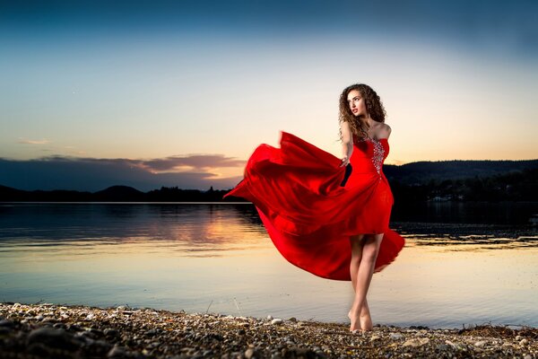 Superbe fille en robe rouge