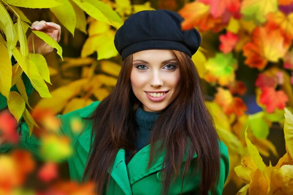 Mujer en boina y abrigo verde