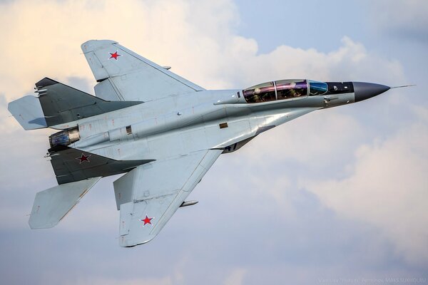 Rosyjski MiG-25 nad śnieżnobiałymi chmurami