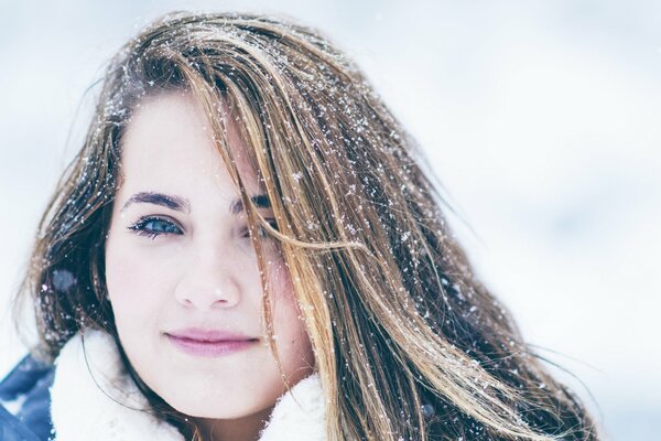 Sonrisa de invierno de una hermosa chica