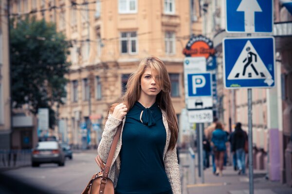 Eine Stadtdame auf den Straßen von Moskau