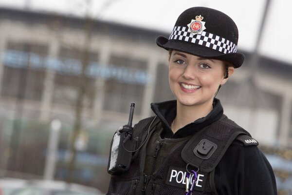 Fille en uniforme de police, agent de police