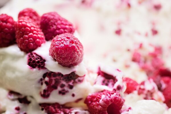 Beerenkuchen und Eiscreme mit Himbeeren