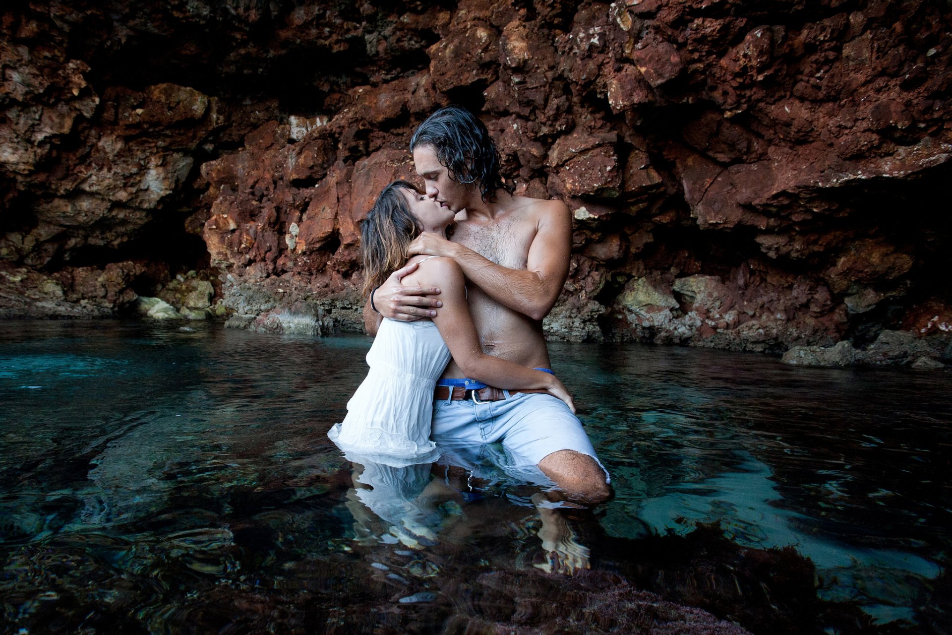 ragazzo ragazza in acqua bacio amore