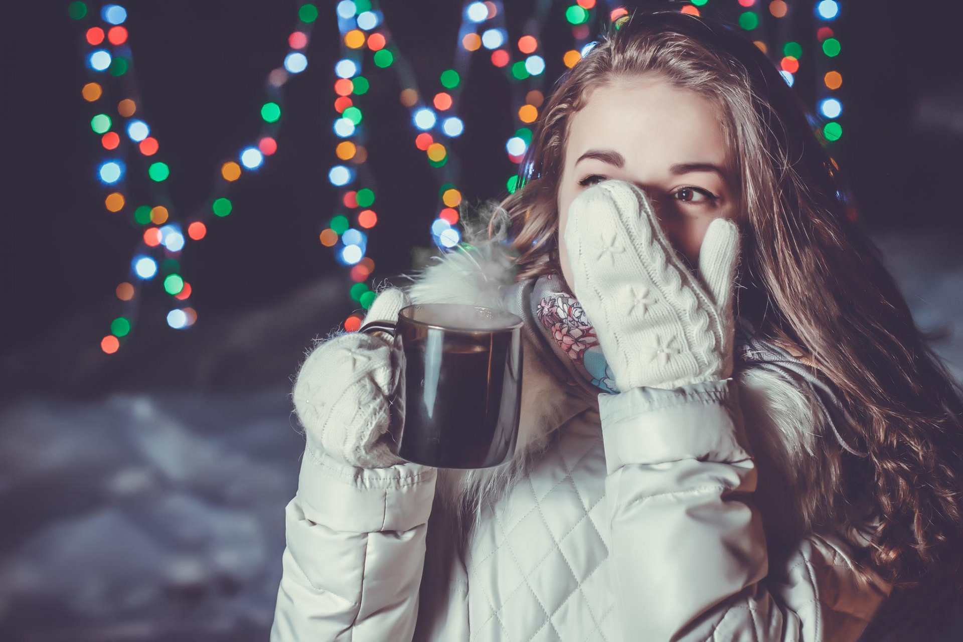 fille mitaine tasse boisson chaude hiver