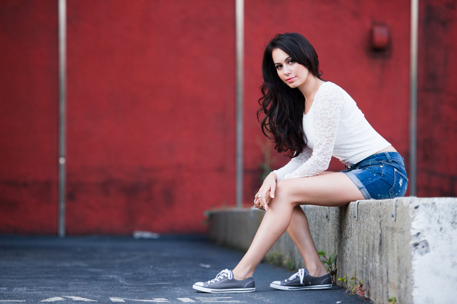 mädchen braunhaarig pose shorts turnschuhe sitzen locken