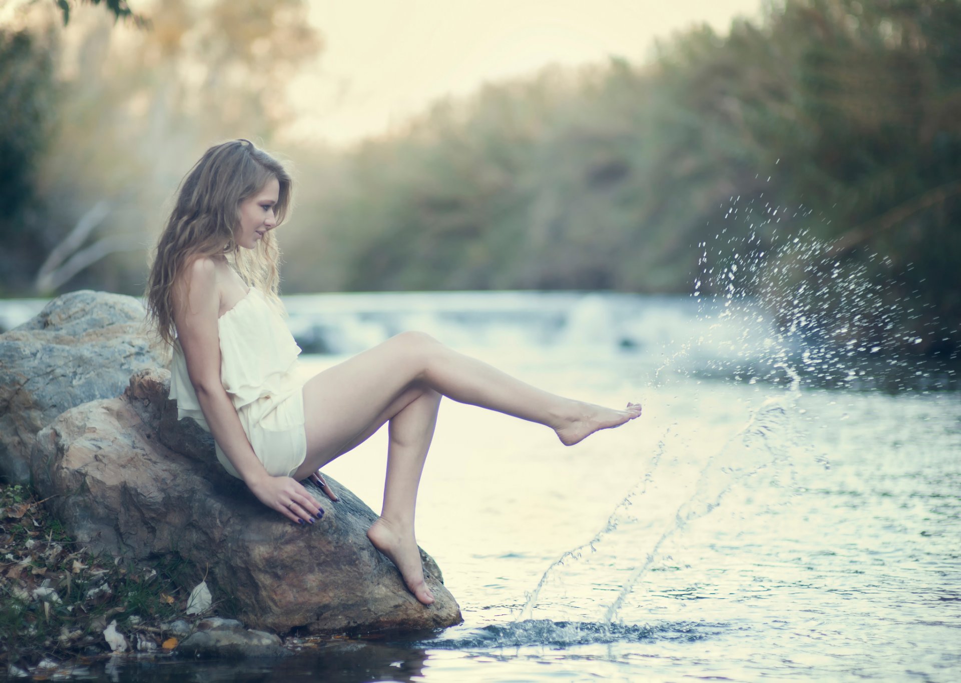 pietra ragazza piedi acqua schizzi