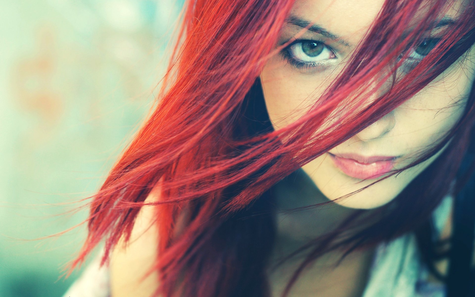 fille cheveux roux regard