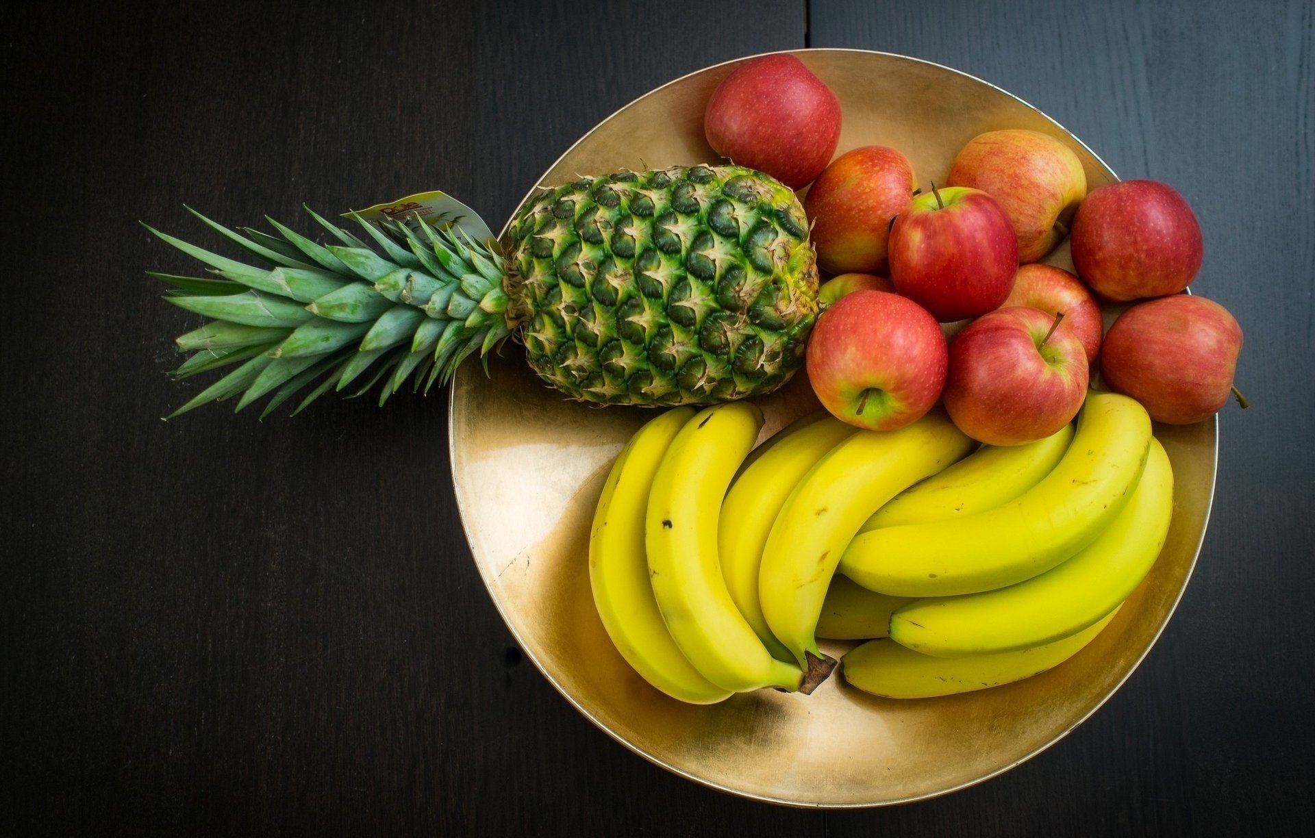 jedzenie owoce talerz banan jabłka ananas zdrowe