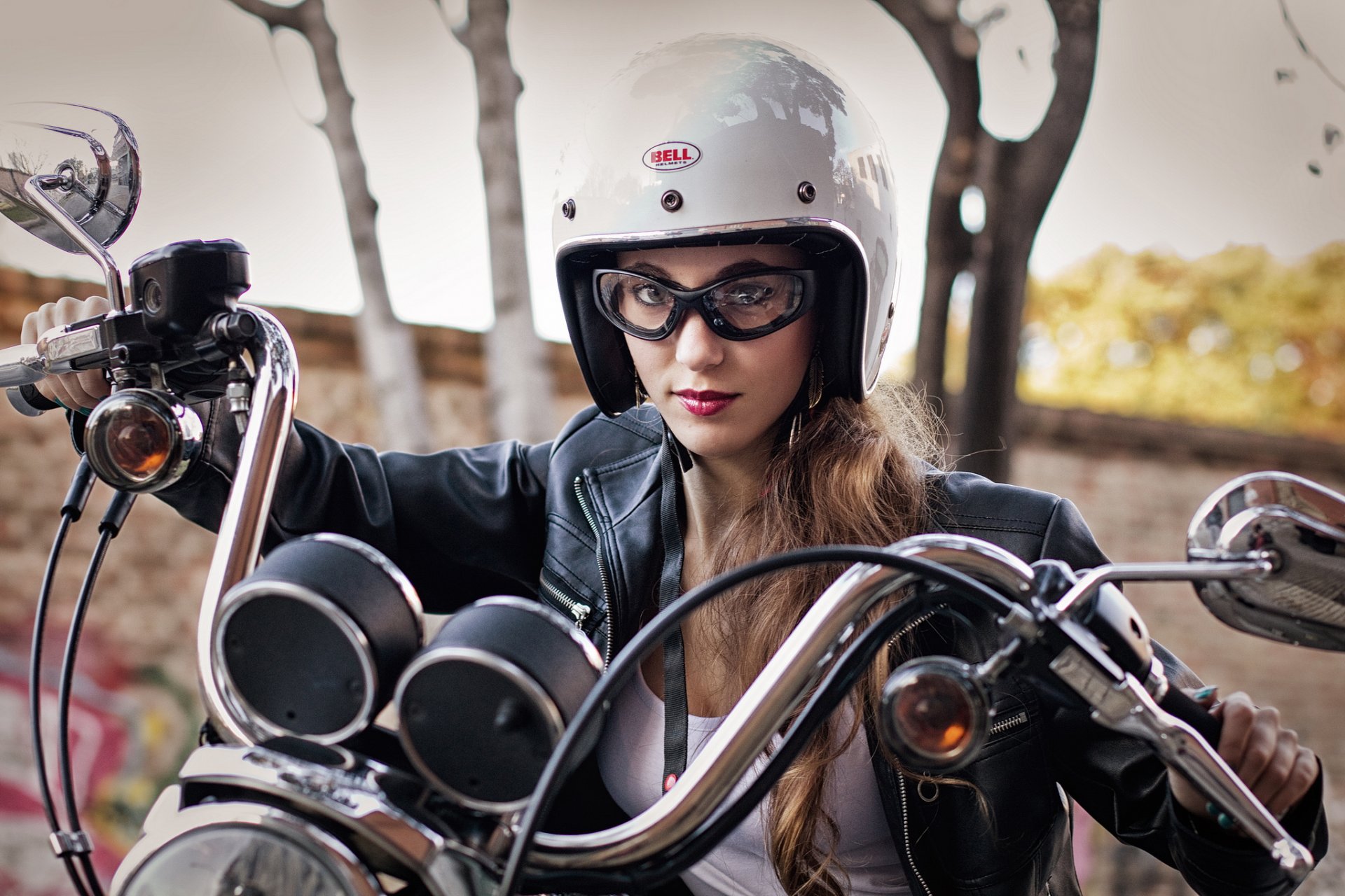 moto ragazza viso giacca di pelle casco