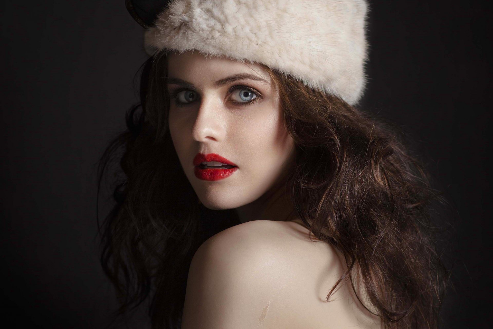 daddario alexandra daddario actriz chica morena ojos azules lápiz labial rojo sombrero