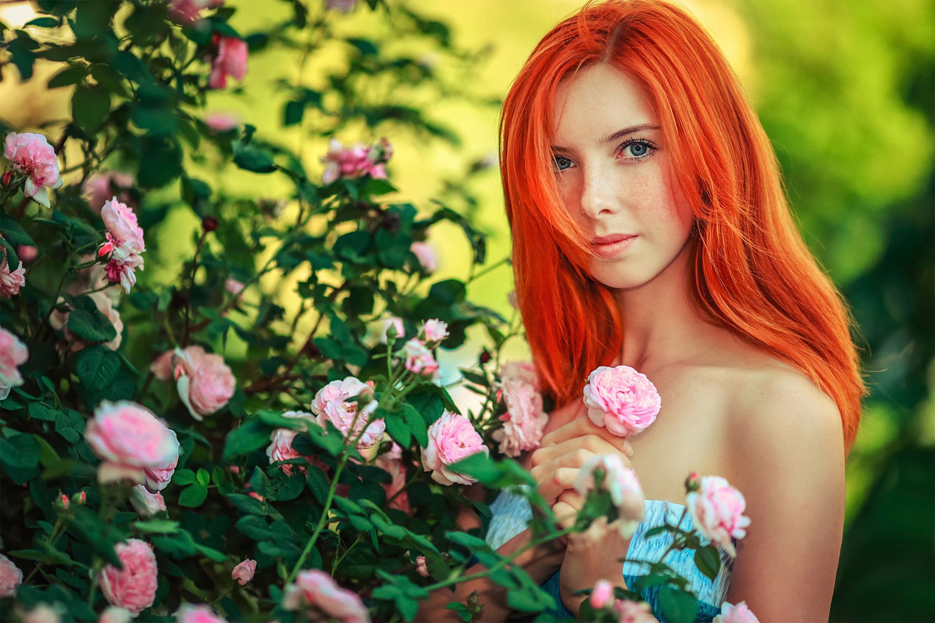 fille ensoleillée ensoleillé rousse taches de rousseur portrait fleurs