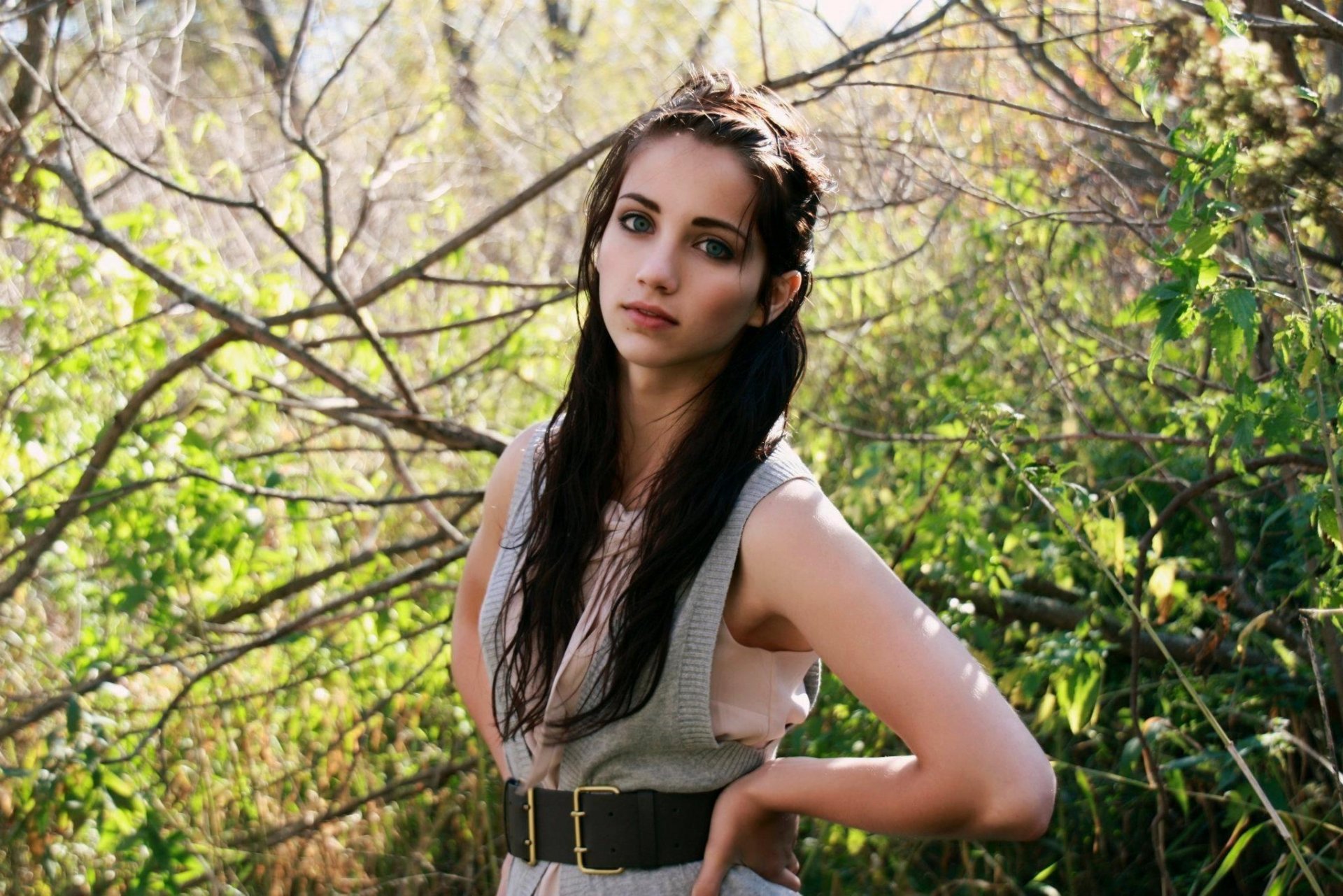 emily rudd morena chica mirada modelo