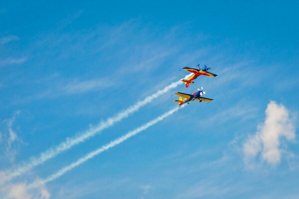 Hermosos aviones contra el cielo azul