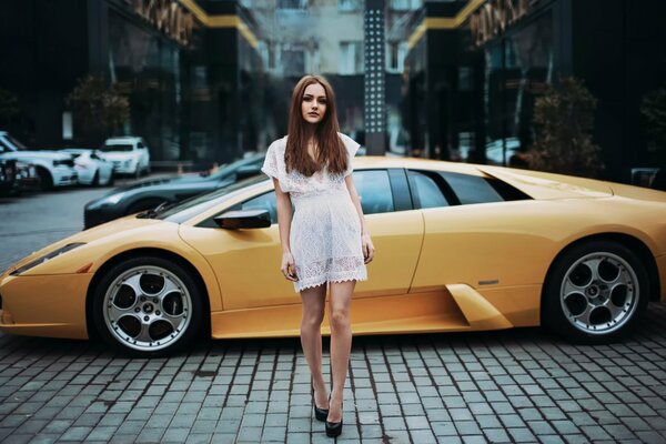 Chica Lera en el fondo de un coche amarillo