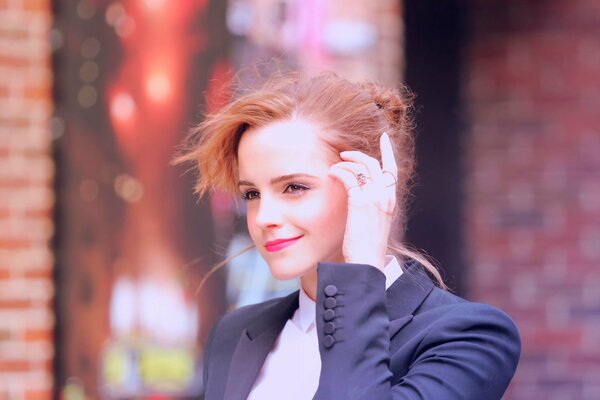 Ritratto di Emma Watson con i capelli raccolti