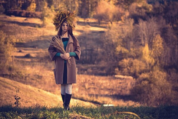 Ragazza nella foresta d autunno