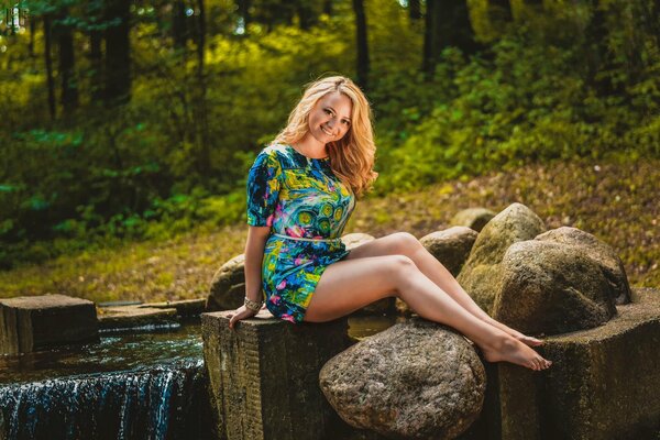 Foto de una chica alegre en la naturaleza