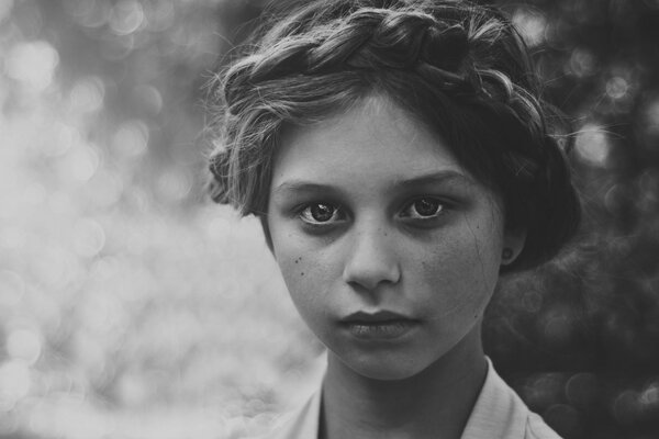 Portrait noir et blanc d une jeune fille avec un regard perçant