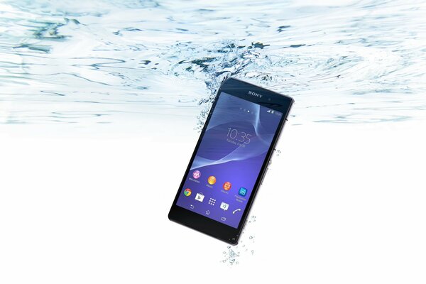 Sony experia che cade in acqua con spruzzi e bolle