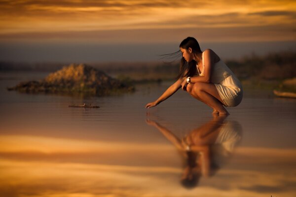 Chica en vestido blanco en el mar