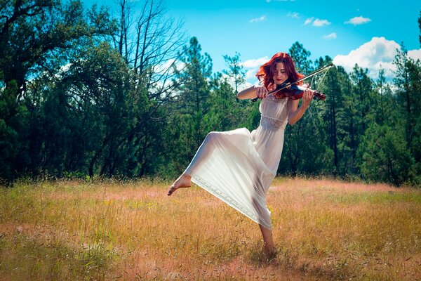 Ragazza Violinista sul campo che balla