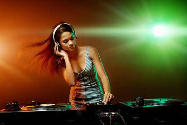 Chica dj en auriculares