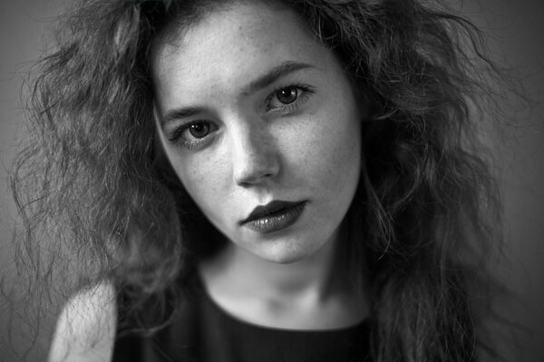 Portrait noir et blanc d une fille avec des taches de rousseur