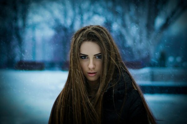 Winter porter Mädchen mit dicken Haaren