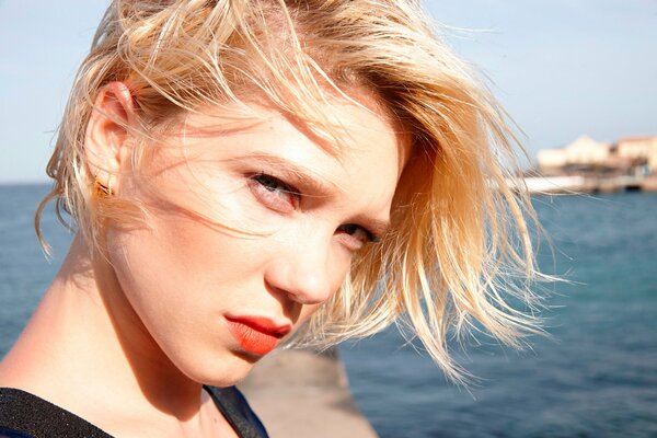 Léa Seydoux en séance photo sur la plage