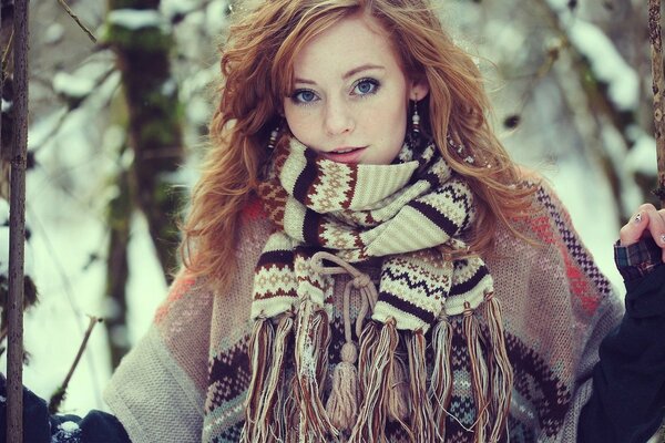 Fotografía de invierno de una chica de ojos azules