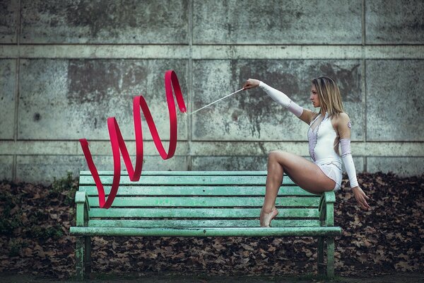 Chica haciendo gimnasia rítmica