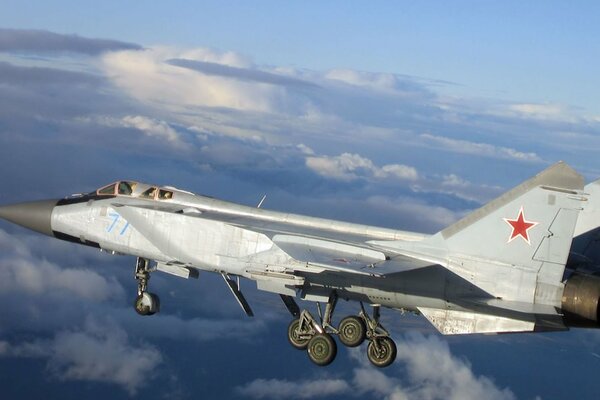 Doble supersónico MIG-31 en el cielo azul