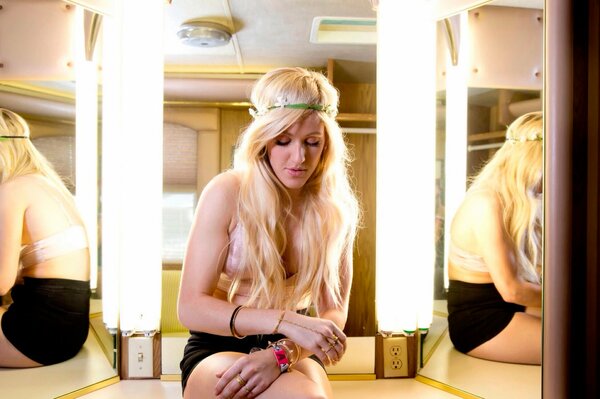 Singer Ellie Golding semi-naked